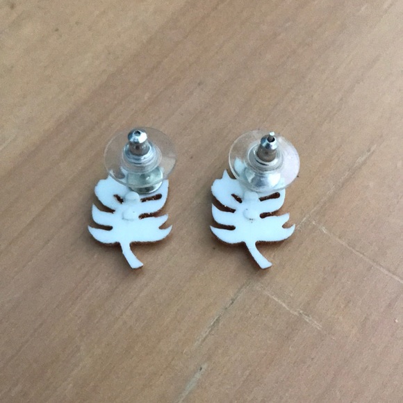 Gold Leaf Earrings-Perfect for Fall 🍁 - Picture 2 of 3